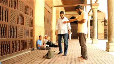 هل الطفل الصغير يقطع الصلاة إذا مر من أمام المصلي؟