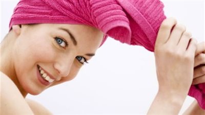 احذرى تجفيف شعرك بالفرك بالمنشفة  