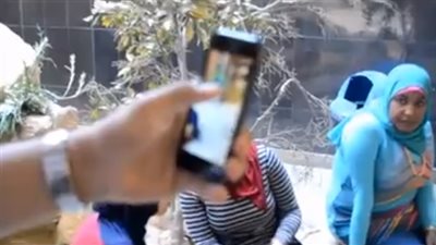 شاهد.. شاب يبحث عن 