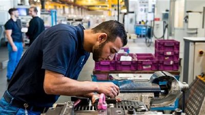 ألمانيا تصادق على برنامج يوفر 100 ألف فرصة عمل للاجئين