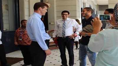 صور - السفير البريطاني يرحب برمضان صبحي بالوقوف على الكرة 