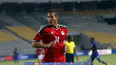 بالصور.. السفير البريطاني في مصر يقف على الكرة مثل رمضان صبحي 