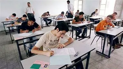 طالب يكشف كذبة 