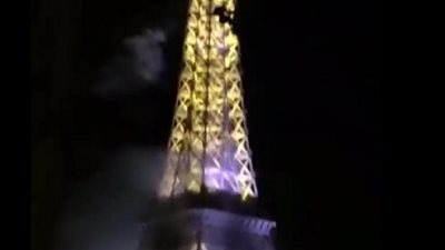 دخان كثيف يغطي برج إيفل بعد حادث نيس (فيديو) 