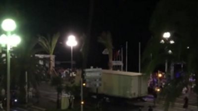 عاجل.. مشاهد صادمة للحظة دهس مواطنين بمدينة نيس الفرنسية (فيديو) 