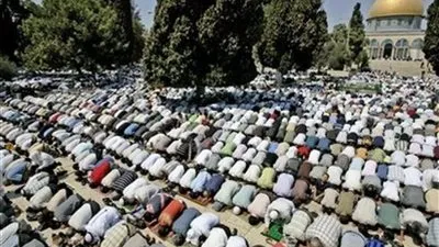 300 غزّي يغادرون القطاع للصلاة في المسجد الأقصى