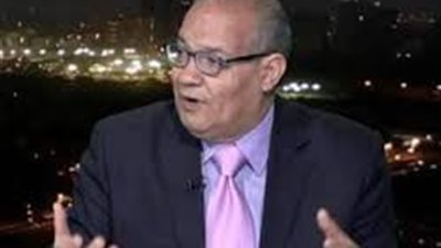 استاذ علاقات دولية: عناد 