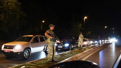 سيارات الأمن التركى تحيط بمبنى الرئاسة حيث يتواجد أردوغان 