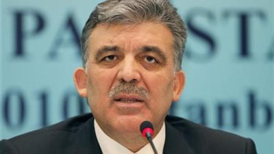 رئيس تركيا السابق يرفض الانقلاب العسكري على 