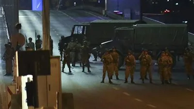 عاجل.. دبابات تفتح النار في محيط مبنى البرلمان التركي