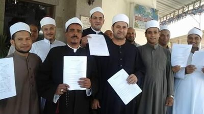 شيوخ القافلة الدعوية بالإسكندرية يؤدون الخطبة المكتوبة بمساجد الرمل