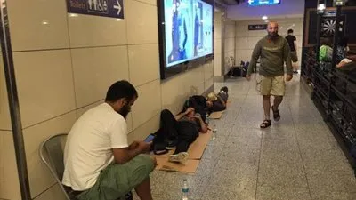 المشهد في مطار أسطنبول: الرحلات ملغاة والمسافرين يفترشون الأرض 