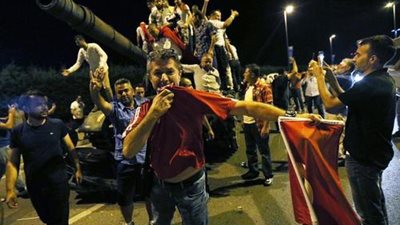 السلطات التركية تحتجز 13 قيادياً بمقر رئاسة الأركان