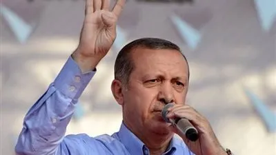 محلل سياسي يكشف سر رفع أردوغان إشارة 