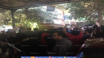 بالصور.. علم الأهلي يغطي جثمان طارق سليم