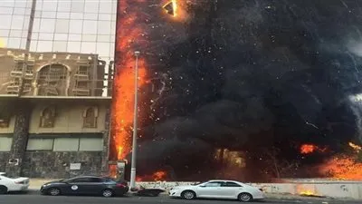 ننشر أول صور لحريق برج فندقي بمكة 