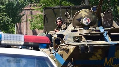 طيارون من الجيش الأرميني يحتجزون أفراد شرطة ويطالبون الرئيس بتقديم استقالته (صور)