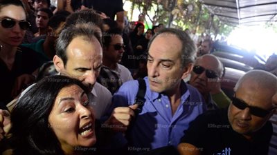 هشام سليم يرفض تصوير الصحفيين لجثمان 