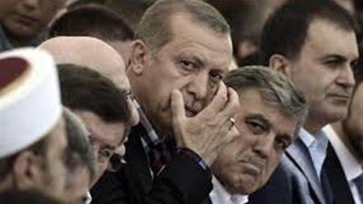 أردوغان يبكي بجنازة ضحايا الانقلاب (صور)