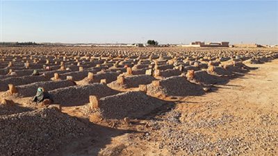 المشي بين القبور بالنعال 