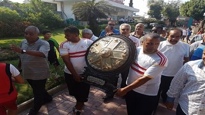 بالصور .. الزمالك يزف درع الدوري للأهلي 