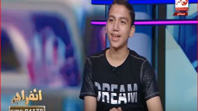 طفل يغلق صفحة لـ