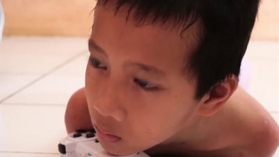 طفل بدون أطراف يحترف ألعاب الـ