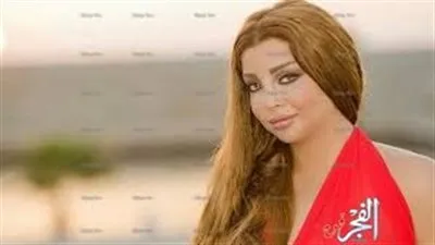  رولا يموت تسبح في حوض السباحة بـ