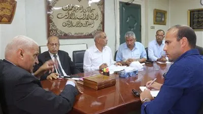 محافظ السويس يناقش سبل الاستفادة من تدوير القمامة