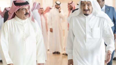 خادم الحرمين يستقبل ملك البحرين في مقر إقامته بمدينة طنجة