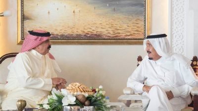 خادم الحرمين الشريفين وملك البحرين يستعرضان العلاقات بين البلدين