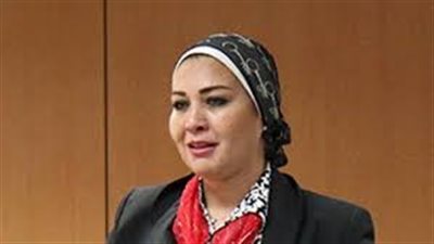 عزمي مجاهد مهاجمًا البرلمانية المعتدى عليها من ضابط شرطة : مش على راسك ريشة