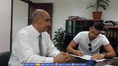 بالصور.. عمرو طارق يوقع لإنبي 3 مواسم