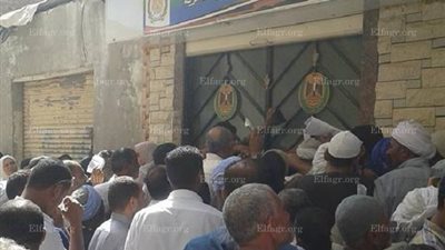 زحام شديد ومناوشات أمام إحدى مكاتب التموين بالإسكندرية ..(صور)