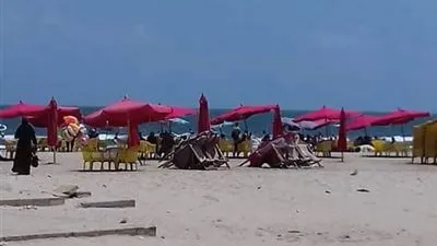 رابطة شباب بيحب بورسعيد يدين اعتداء أحد مؤجري الشماسي على صاحبة مشروع تطوير الشاطئ 