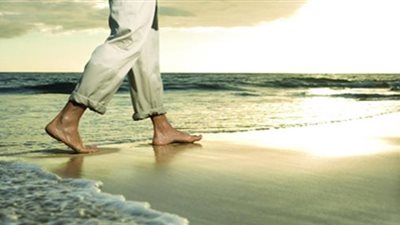 أطباء: المشي بأقدام حافية يساعد على تعزيز عضلات القدم