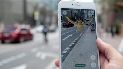 سائق يحطم سيارة شرطة أثناء لعبه 