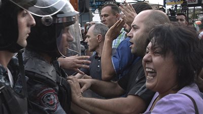 اشتباكات مع الشرطة بالعاصمة الأرمينية.. واحتجاز رهائن