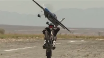 استعراض جنوني بطائرة وحبل مشدود ودراجة نارية