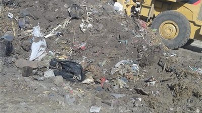 رفع 150 مقطورة قمامة ومسح الطرق العامة بقرية 