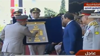 مدير الكلية الحربية يهدي لـ 