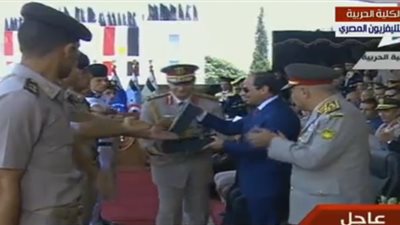 أوائل الكليات العسكرية يقدمون درع 