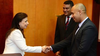 وزيرة الاستثمار تكرم أحد العاملين لرفضه تقاضي