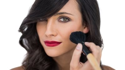     10 اخطاء بالمكياج تجعلك أكبر سنا