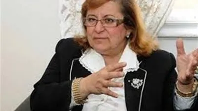 خبيرة اقتصادية تقترح 3 حلول ﻷزمة الدولار (فيديو)