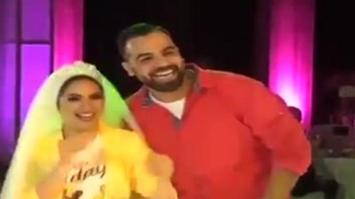 عروسان مصريان يتخليان عن الملابس الرسمية ويرتديان الكاجوال