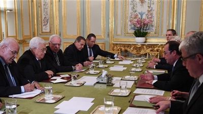 هولاند لعباس: يجب إعادة تحديد أفق سياسي لعملية السلام