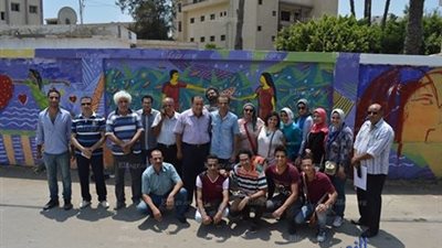 فريق كلية الفنون الجميلة بالأسكندرية يزين مدينة كفر الشيخ باللوحات الفنية