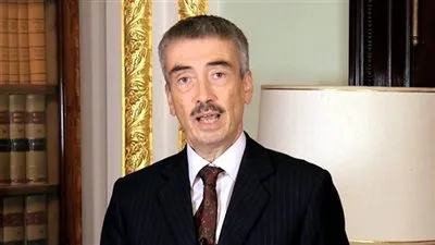 سفير بريطانيا لدى ليبيا يعرب عن قلقه من انخفاض قيمة الدينار الليبي