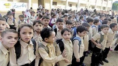 أولياء أمور يجمعون توقيعات لمطالبة 